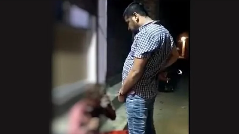 मध्य प्रदेश में दबंग ने आदिवासी मजदूर पर किया पेशाब