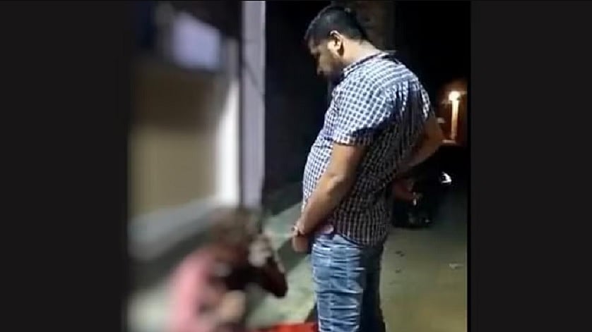 मध्य प्रदेश में दबंग ने आदिवासी मजदूर पर किया पेशाब