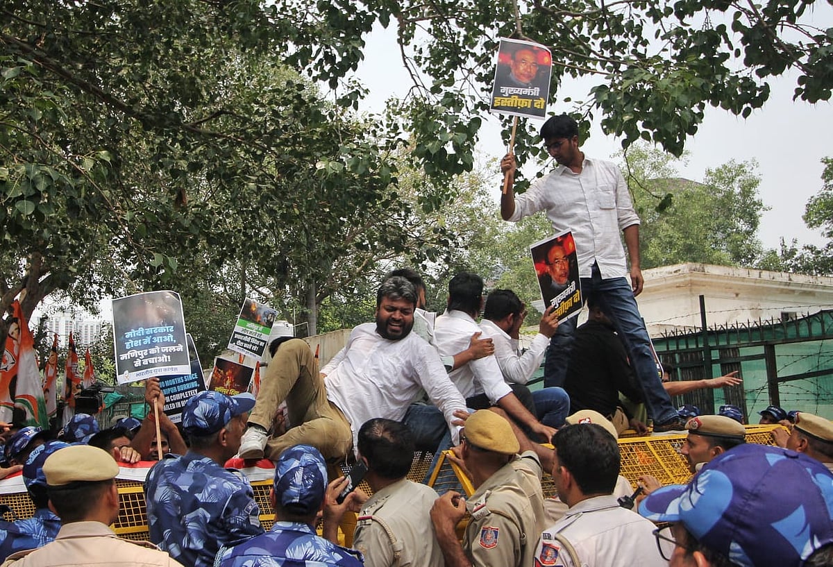 प्रदर्शन कर रहे कार्यकर्ताओं ने सीएम बीरेन सिंह के इस्तीफे की मांग की