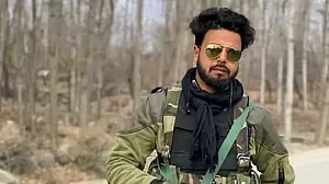 जम्मू-कश्मीर: कुलगाम से सेना के जवान का अपहरण! कार में मिले खून के निशान, सर्च ऑपरेशन जारी