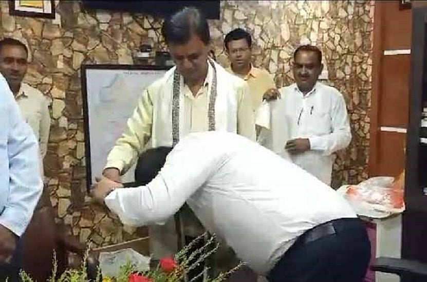 झारखंड के IAS ने छूए दफ्तर के चपरासी के पांव, अफसर की विनम्रता पर हर किसी की आंखें हो गईं नम