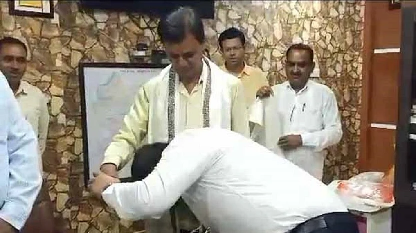 झारखंड के IAS ने छूए दफ्तर के चपरासी के पांव