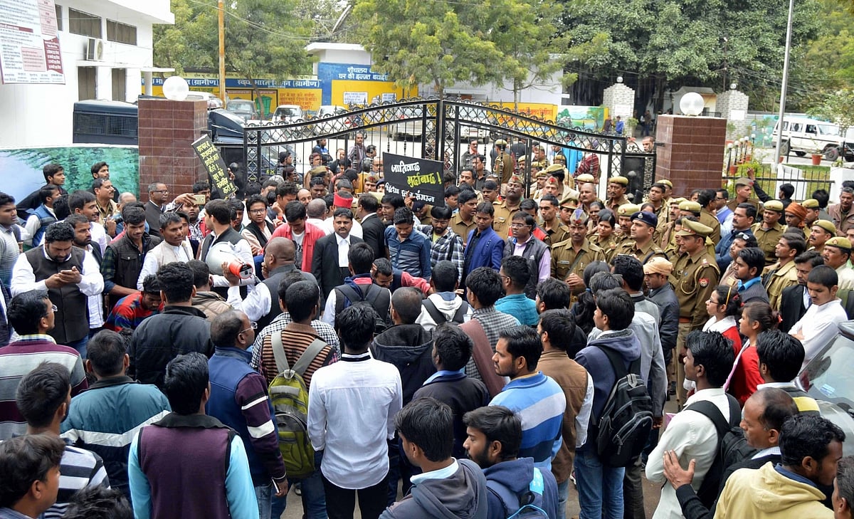 यूपी: इलाहाबाद विश्वविद्यालय में छात्र की मौत के बाद बवाल, हिंसक प्रर्दशन से तनाव, जानें क्या है पूरा मामला