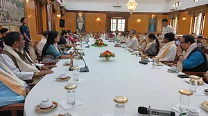 मणिपुर में INDIA गठबंधन के सांसदों ने राज्यपाल अनुसुइया उइके से की मुलाकात, पीड़ितों की बदहाली को लेकर सौंपा ज्ञापन