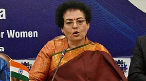 NCW का दोहरा रवैया! महिला को नग्न घुमाने की जांच करने कोलकाता पहुंची टीम, लेकिन मणिपुर पर चुप्पी