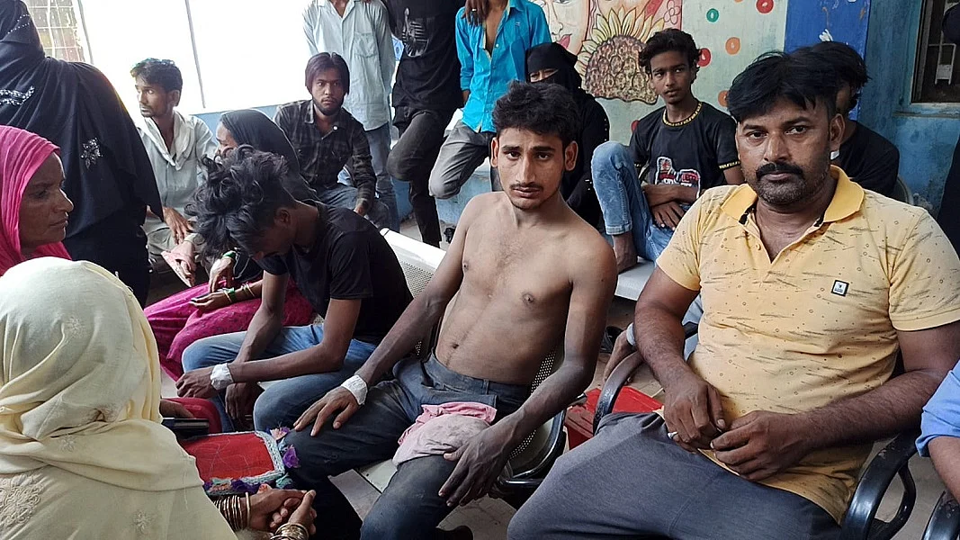 गोपालगंज में हाइटेंशन तार की चपेट में आया मोहर्रम जुलूस, 11 लोग झुलसे, 4 की हालत गंभीर