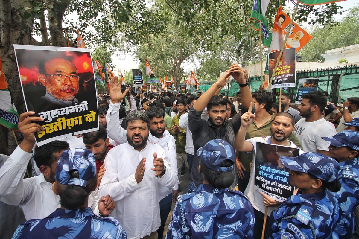 यूथ कांग्रेस के कार्यकर्ताओं ने मणिपुर के सीएम और केंद्र के खिलाफ जमकर नारेबाजी की
