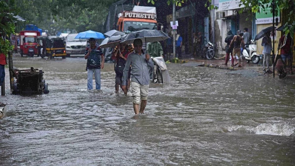 मुंबई में आज भी भारी बारिश का अलर्ट, लगातार बरसात से निचले इलाकों में बिगड़े हालात, जलजमाव से बढ़ी मुश्किलें