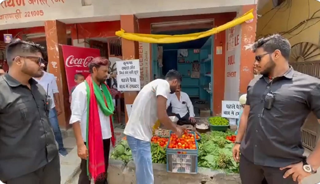बढ़ती कीमत की वजह से टमाटर बना जी का जंजाल, सुरक्षा के लिए सब्जी विक्रेता ने रखे बाउंसर