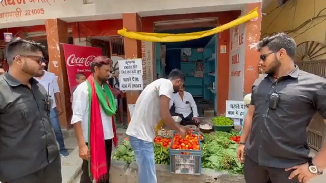 बाउंसरों की सुरक्षा में टमाटर बेचने के सिलसिले में एक सब्जी विक्रेता और उसका बेटे को गिरफ्तार