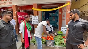 बढ़ती कीमत की वजह से टमाटर बना जी का जंजाल, सुरक्षा के लिए सब्जी विक्रेता ने रखे बाउंसर