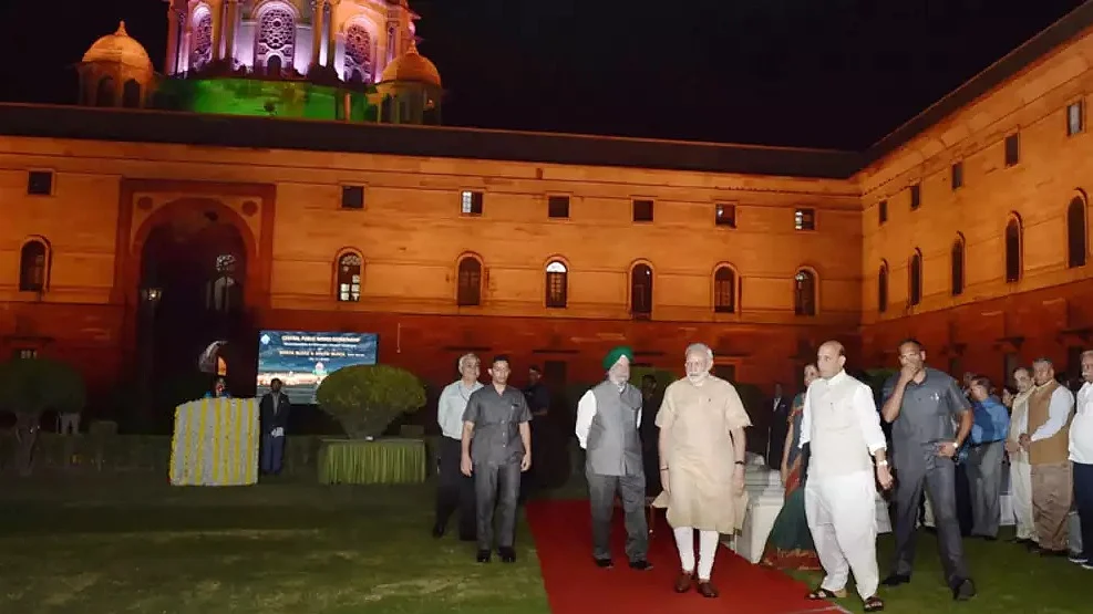 पीएम मोदी नॉर्थ ब्लॉक में अन्य केंद्रीय मंत्रियों के साथ