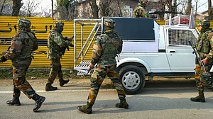 जम्मू-कश्मीर: अनंतनाग में आतंकियों ने दो बाहरी मजदूरों को मारी गोली, अस्पताल में भर्ती, 5 दिन के अंदर दूसरा हमला