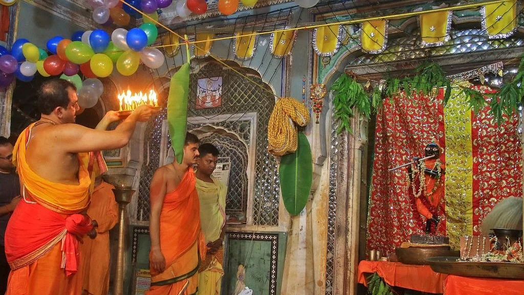 कृष्ण जन्माष्टमी पर मथुरा मंदिर मे पूजा करते पुजारी (फोटो : Getty Images)