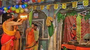 कृष्ण जन्माष्टमी पर मथुरा मंदिर मे पूजा करते पुजारी (फोटो : Getty Images)