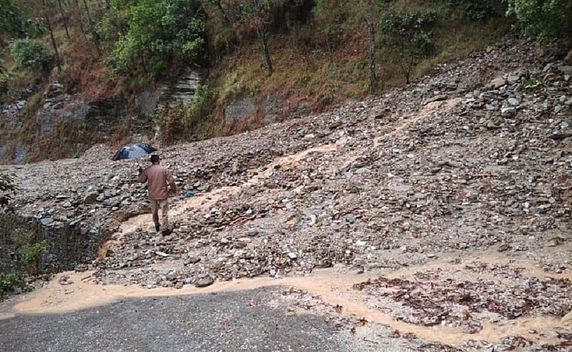 नैनीताल में भारी बारिश के चलते मार्ग पर गिरा मलबा