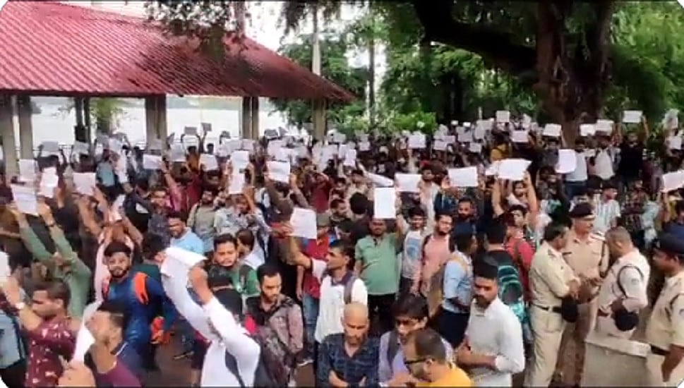 मध्य प्रदेशः अब पटवारी परीक्षा में चयनित छात्र सड़क पर उतरे, कमलनाथ बोले- शिवराज ने 'घोटाला प्रदेश' बना दिया