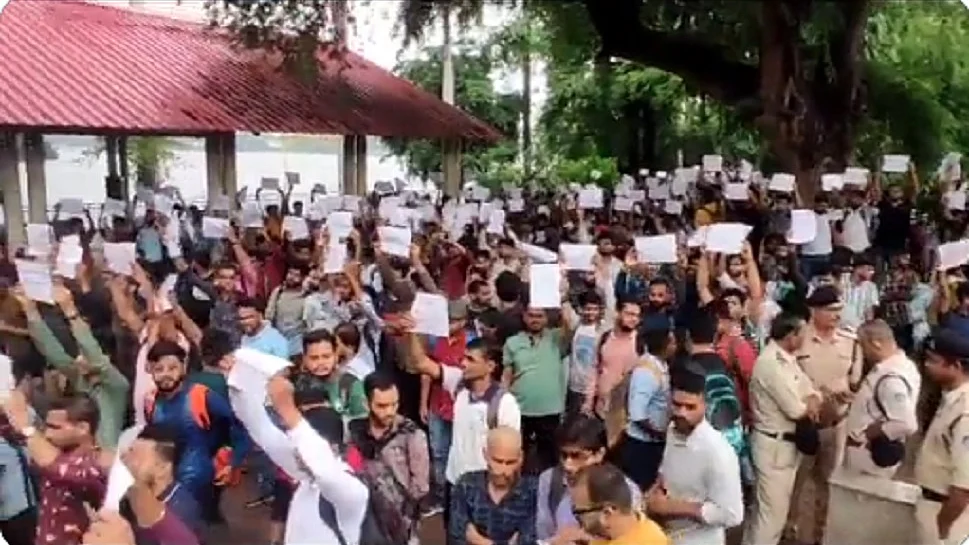मध्य प्रदेशः विवादित पटवारी परीक्षा में चयनित छात्र सड़कों पर उतरे
