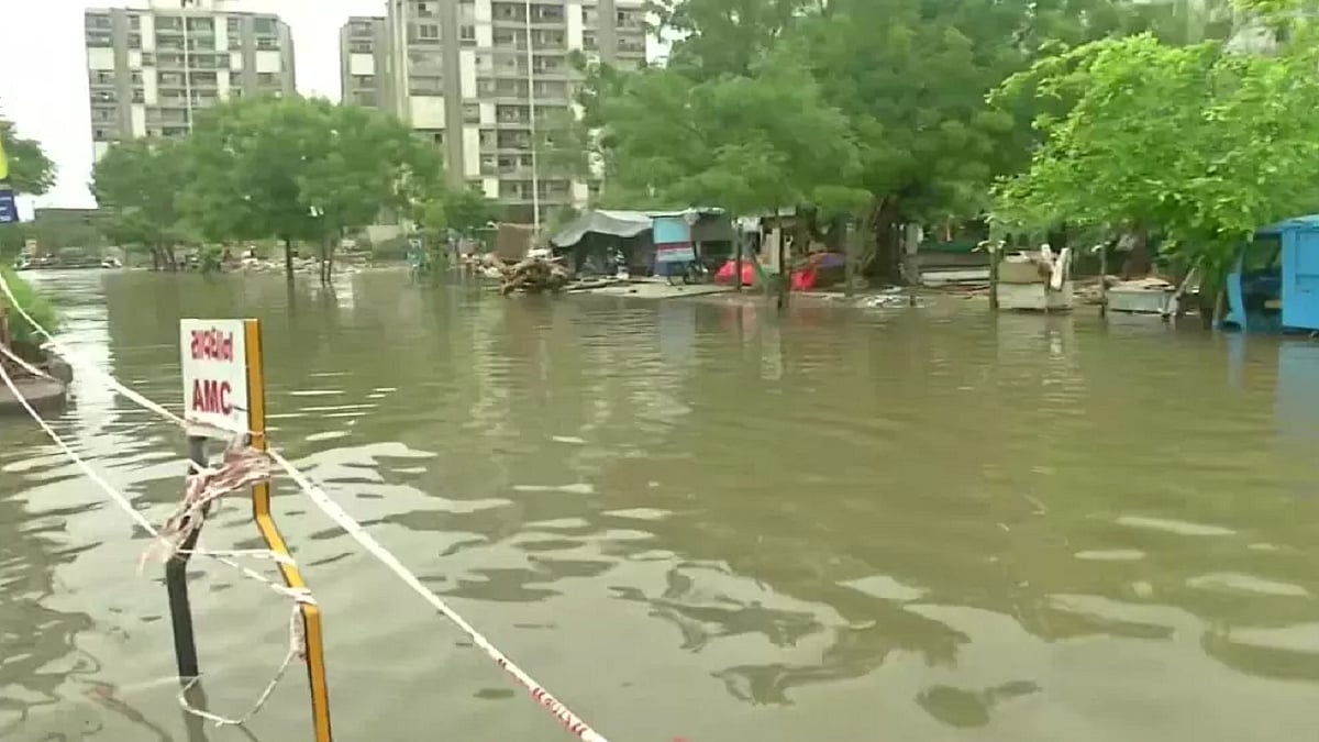 गुजरात में भारी बारिश से तबाही।