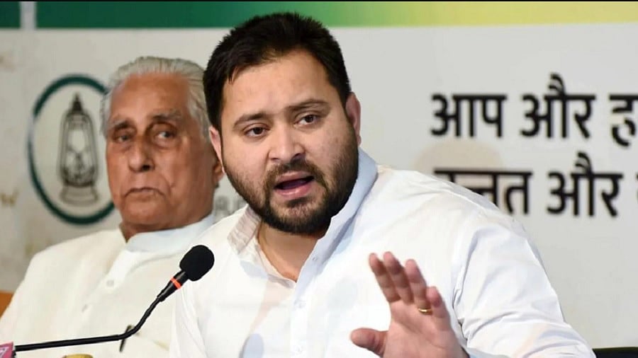तेजस्वी यादव ने कहा कि लोगों का पेट नौकरी देने से भरेगा, विकास करने से भरेगा।