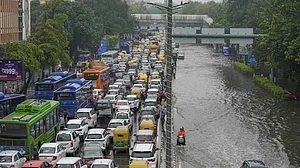 दिल्ली में आफत की बारिश के बीच मौसम विभाग ने जारी की एडवाइजरी, बताया- क्या करें और किन चीजों से बचें