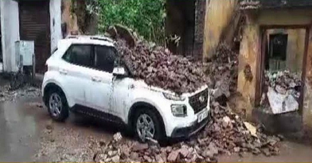 उत्तराखंड में बारिश का कहर, हरिद्वार में कार पर गिरा घर, नैनीताल में मलबा गिरने से कई मार्ग बंद
