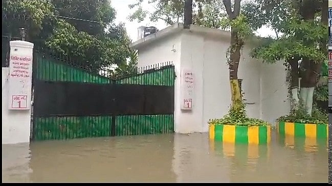 इस बारिश ने एक बार फिर से गाजियाबाद नगर निगम की बारिश को लेकर तैयारी की पोल खोल दी