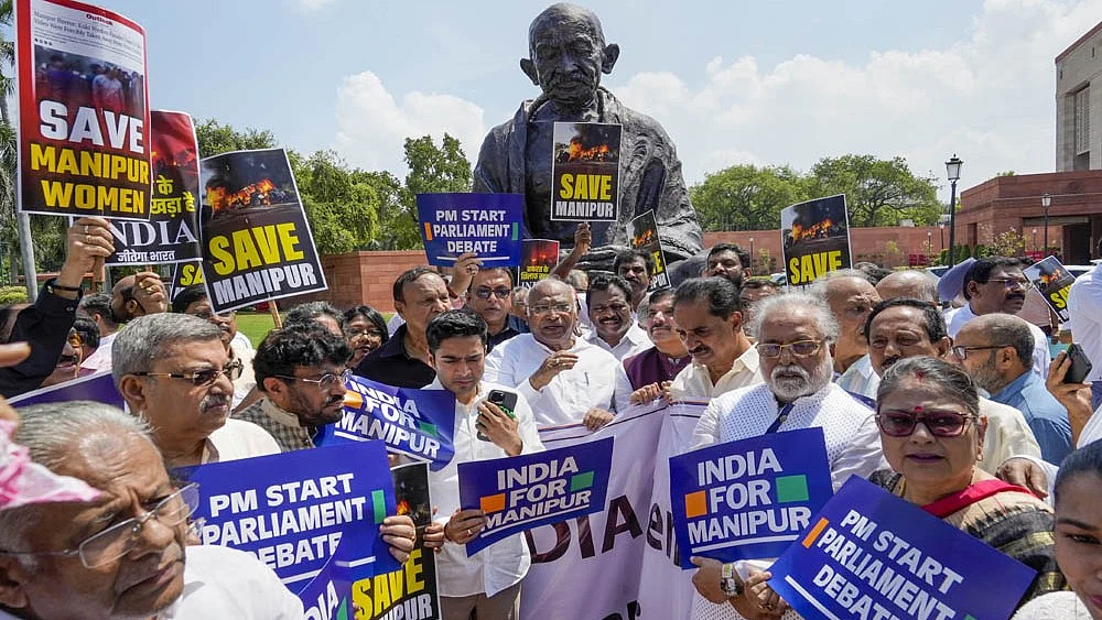 मणिपुर मुद्दे पर संसद के बाहर INDIA सांसदों का प्रदर्शन(फोटो सौजन्य : INCIndia)