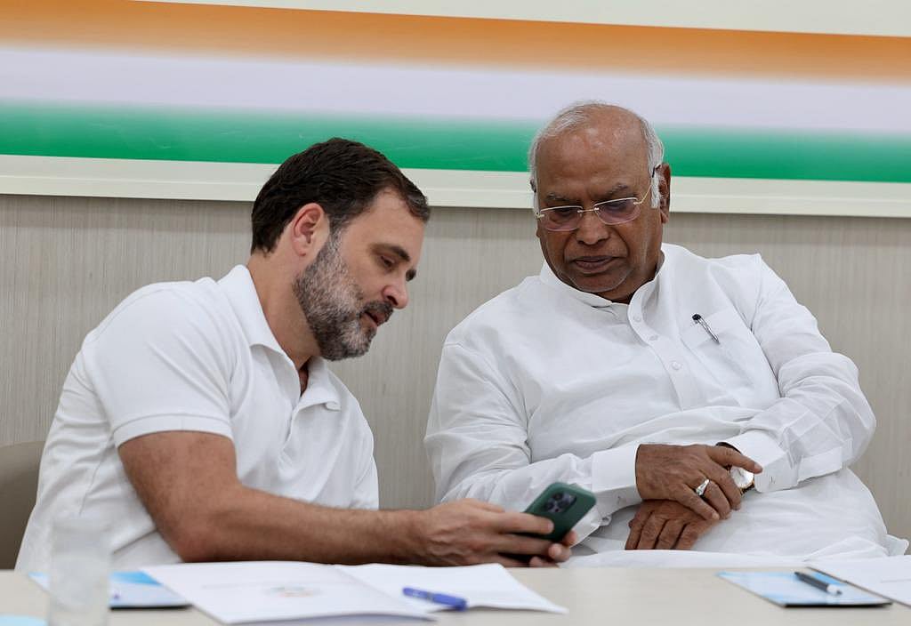विधानसभा चुनाव की तैयारियों का जायजा लेने श्रीनगर पहुंचे कांग्रेस अध्यक्ष और राहुल, पार्टी नेताओं से करेंगे मुलाकात