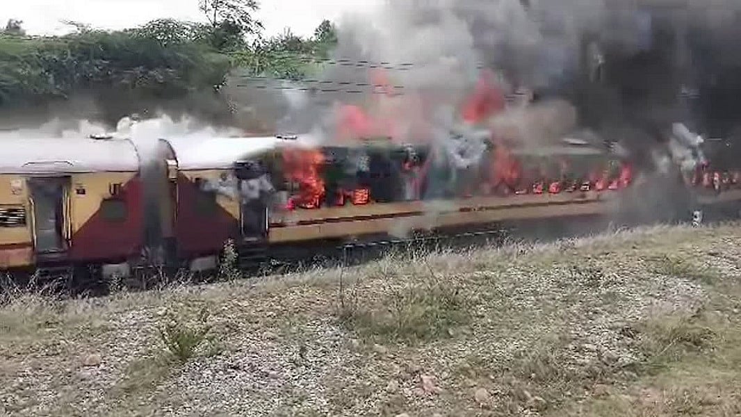 Train Fire: तेलंगाना में फलकनुमा एक्सप्रेस में लगी आग, चंद सेकंड में 4 कोच जलकर हुए खाक, मौके पर मची अफरातफरी 