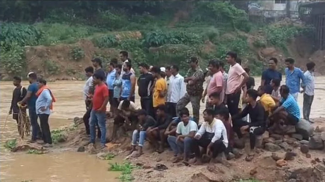 गूगल मैप से रास्ता तलाशने के चक्कर में नदी की तेज धार में बहे तीन युवक