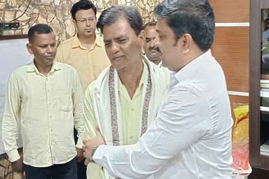 झारखंड के IAS ने छूए दफ्तर के चपरासी के पांव