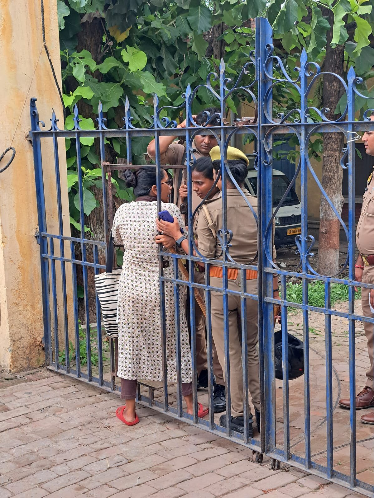 वाराणसी: सर्व सेवा संघ की भवन की जमीन पर कब्जा लेने पहुंची पुलिस की टीम, हुआ विरोध प्रदर्शन, कई लोग हिरासत में
