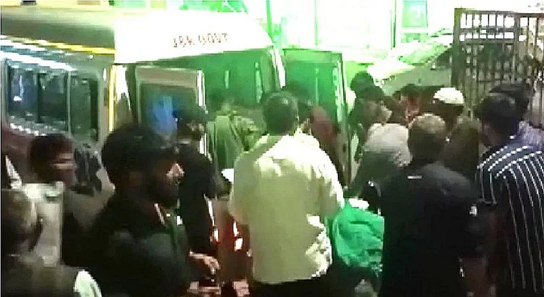 जम्मू-कश्मीर के राजौरी में भीषण सड़क हादसा, खाई में कार गिरने से 4 लोगों की मौत, 8 घायल