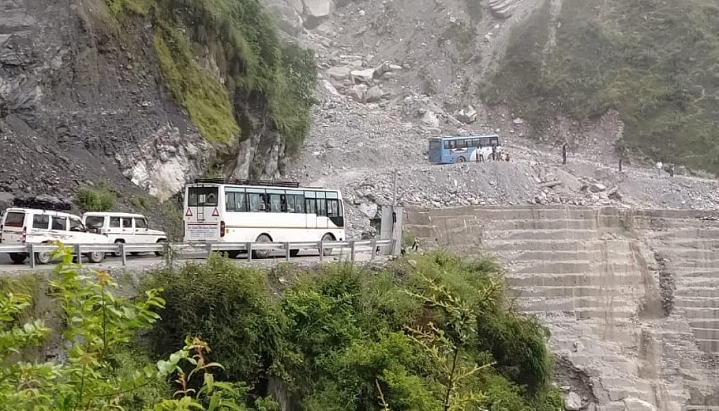 आसमान से आफत बनकर बरस रहा पानी!  चमोली में ऋषिकेश-बदरीनाथ राष्ट्रीय राजमार्ग मलबा आने से फिर हुआ बंद 