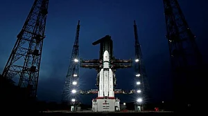 आकार पटेल का लेख: मानव समाज के लिए कितने अर्थपूर्ण और प्रभावी होंगे अंतरिक्ष कार्यक्रम!
