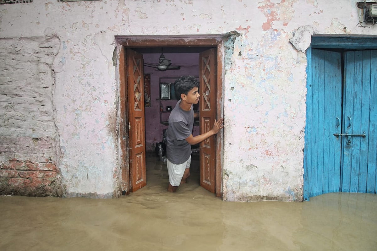 यमुना के आस-पास के इलाकों में घरों में पानी घुस गया है।