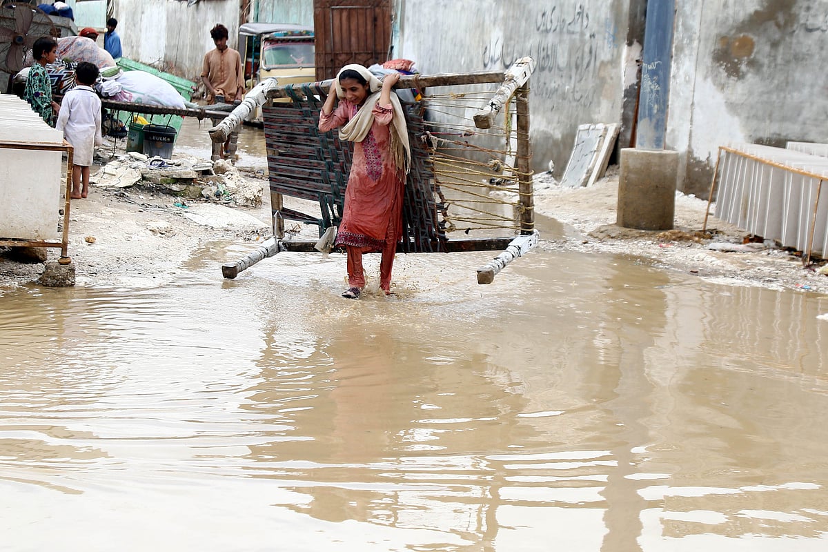 दुनिया: पाकिस्तान में बाढ़ का खतरा, कई इलाकों में घुसा पानी और कीव के हवाई क्षेत्र में 20 ड्रोन मार गिराए गए