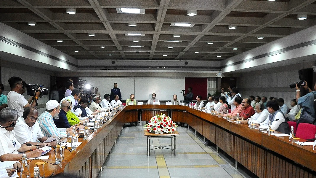 बिजनेस एडवाइजरी कमेटी की बैठक में विपक्ष ने ज्वलंत मुद्दों पर चर्चा की मांग रखी