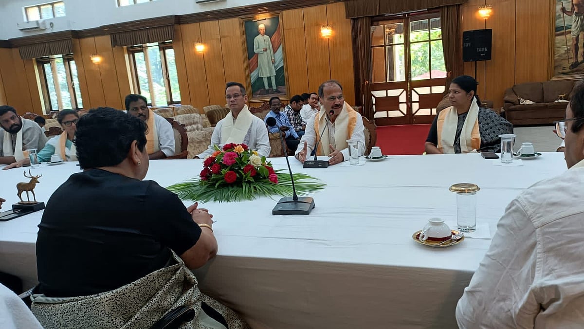 मणिपुर में INDIA गठबंधन के सांसदों ने राज्यपाल अनुसुइया उइके से की मुलाकात, पीड़ितों की बदहाली को लेकर सौंपा ज्ञापन