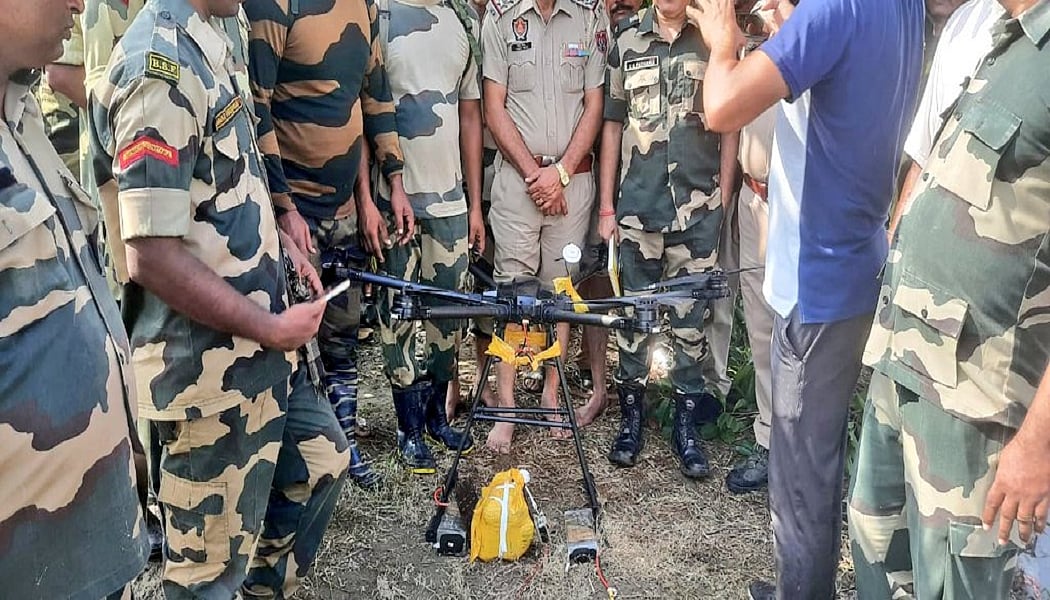 भारत-PAK बॉर्डर पर BSF ने ना'पाक' मंसूबे को फिर किया नाकाम, तरन तारन में ड्रोन को मार ग‍िराया, 3 किलो हेरोइन बरामद  