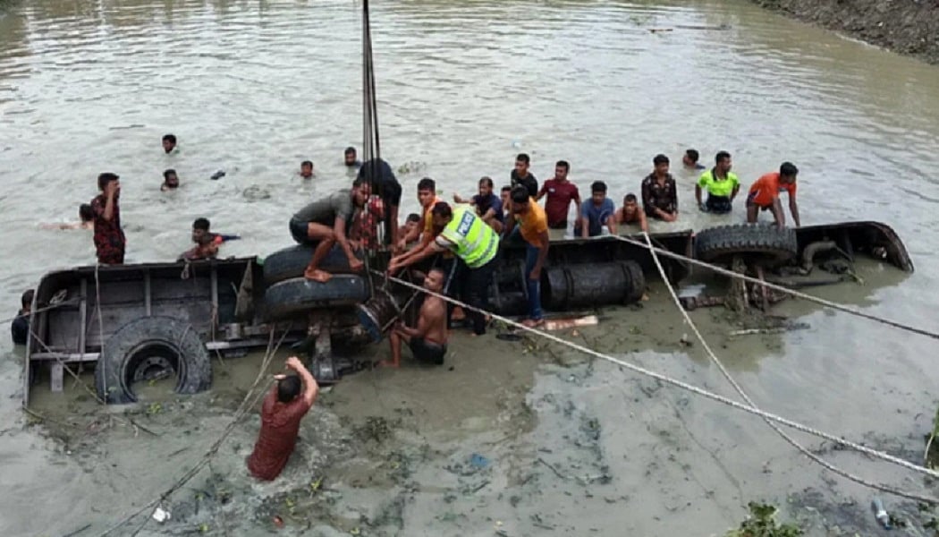 दुनिया: बांग्लादेश में तालाब में बस गिरने से 17 की मौत और कोरिया में बारिश से 47 हुई मरने वालों की संख्या   