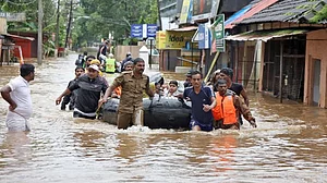 केरल में भारी बारिश का कहर! अब तक 3 की मौत, हजारों लोग सुरक्षित जगहों पर पहुंचाए गए, IMD ने जारी किया रेड अलर्ट