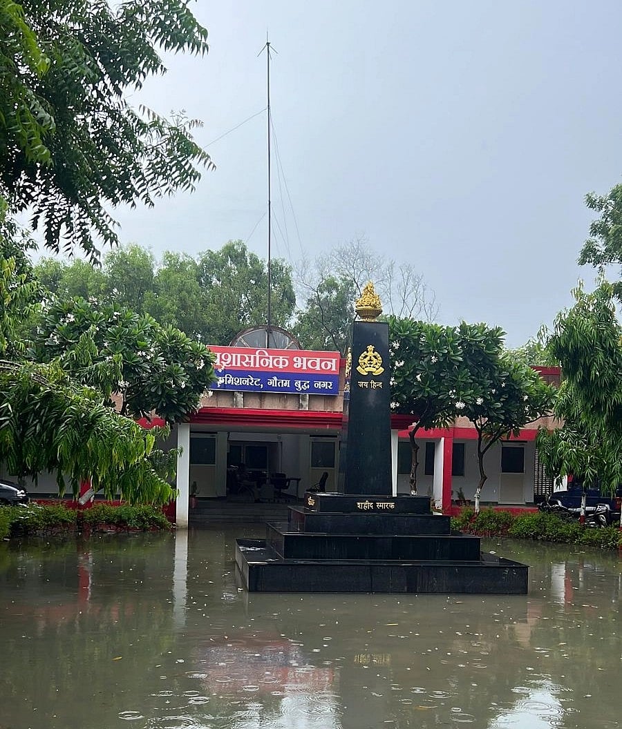 नोएडा और गाजियाबाद के निचले इलाकों में बाढ़ के पानी से हाल बेहाल, दिल्ली-मेरठ हाईवे बना तालाब 