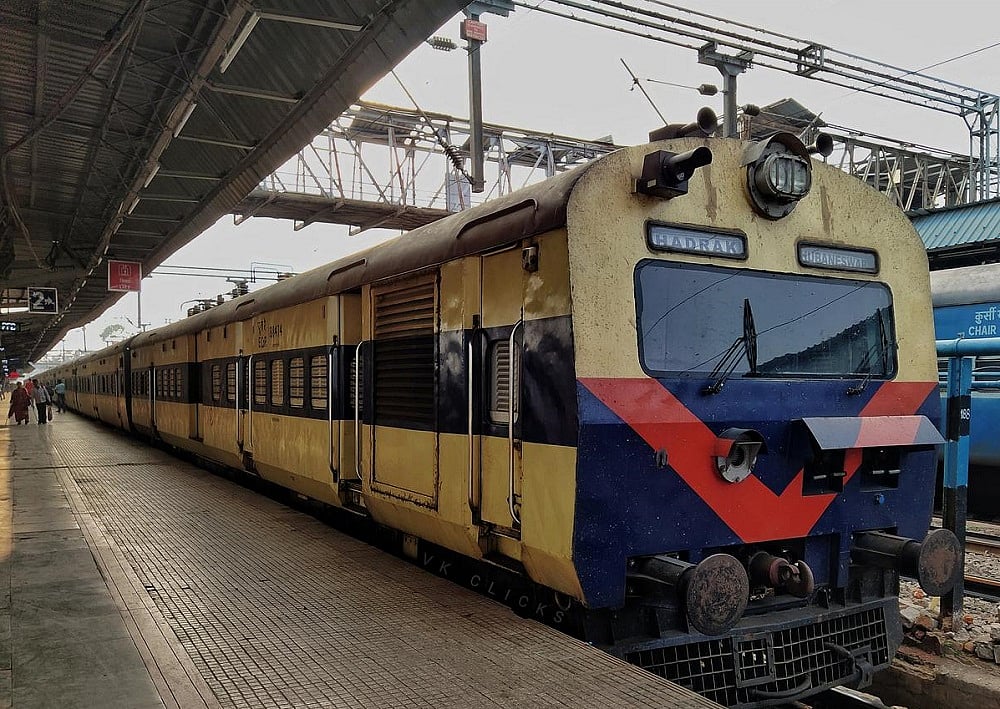 ओडिशा के बालासोर में एक और बड़ा ट्रेन हादसा होते-होते बचा, स्टेशन मास्टर और पॉइंटमैन सस्पेंड