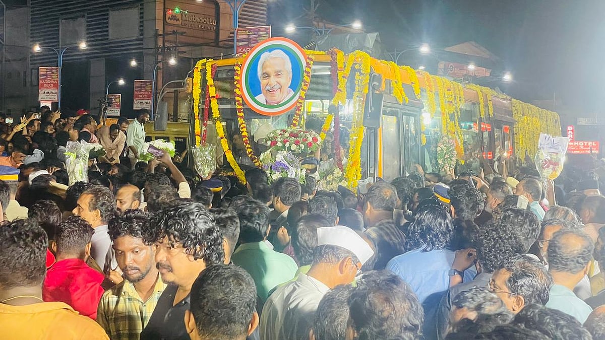 केरलः ओमन चांडी की अंतिम यात्रा में उमड़ा जनसैलाब, 140 किमी का सफर 28 घंटे में तय कर कोट्टायम पहुंचा शव वाहन