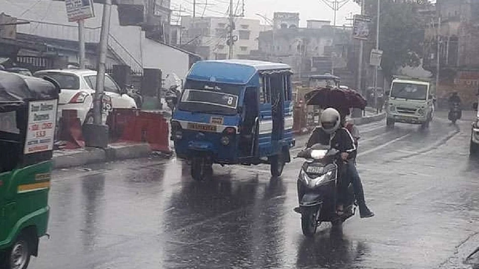 उत्तराखंड के 4 जिलों में भारी बारिश की चेतावनी, रेड अलर्ट जारी