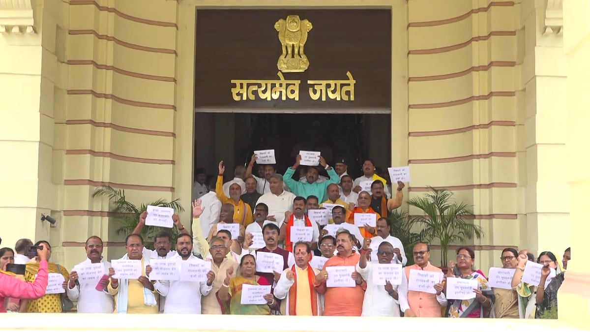बिहार: BJP विधायकों ने विधानसभा में आज फिर काटा बवाल, मार्शल से बाहर निकाले गए दो विधायक