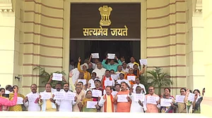 बिहार: BJP विधायकों ने विधानसभा में आज फिर काटा बवाल, मार्शल से बाहर निकाले गए दो विधायक