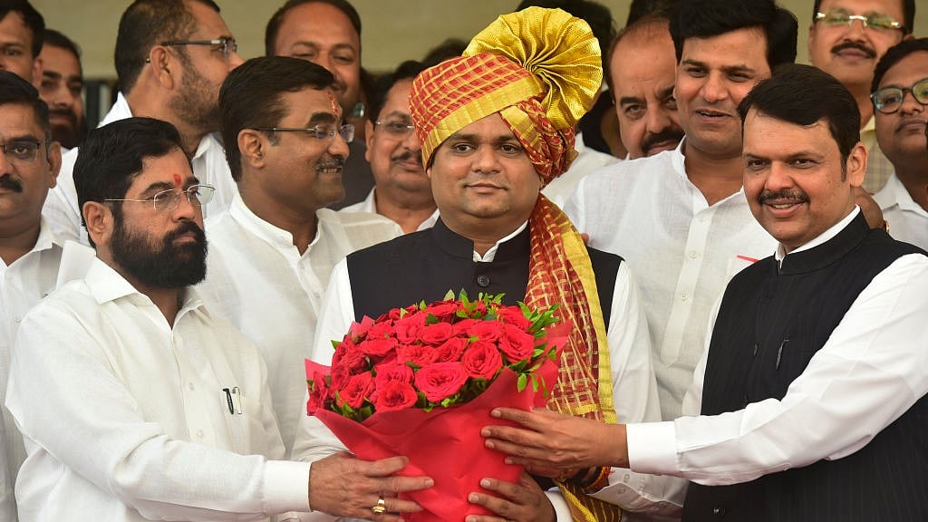 पिछले साल शिवसेना से बगावत करने के बाद एकनाथ शिंदे ने बीजेपी के साथ सरकार बनाई थी। बाद में शिवसेना के राहुल नार्वेकर (बीच में) को विधानसभा स्पीकर चुना गया था (फोटो : Getty Images)